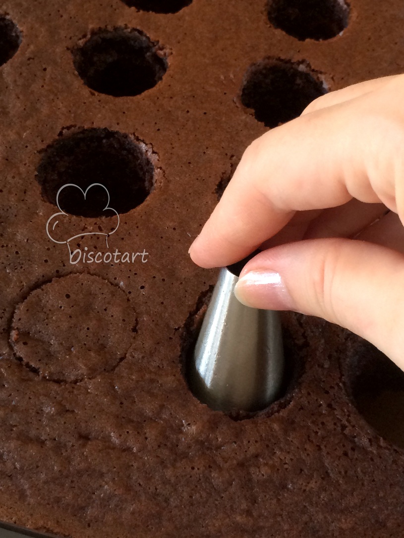 استخدمي القمع المعدني للكريما لعمل حفر بكيك الشوكولا