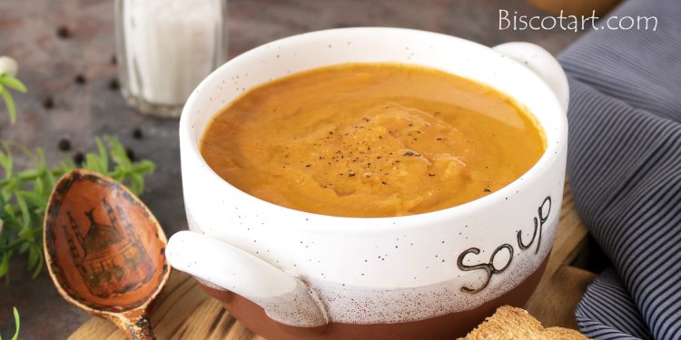 شوربة خضار مشوية مصنوعة من الكوسا والبطاطا والجزر والبندورة مع شرائح خبز محمص ذهبية بالثوم.